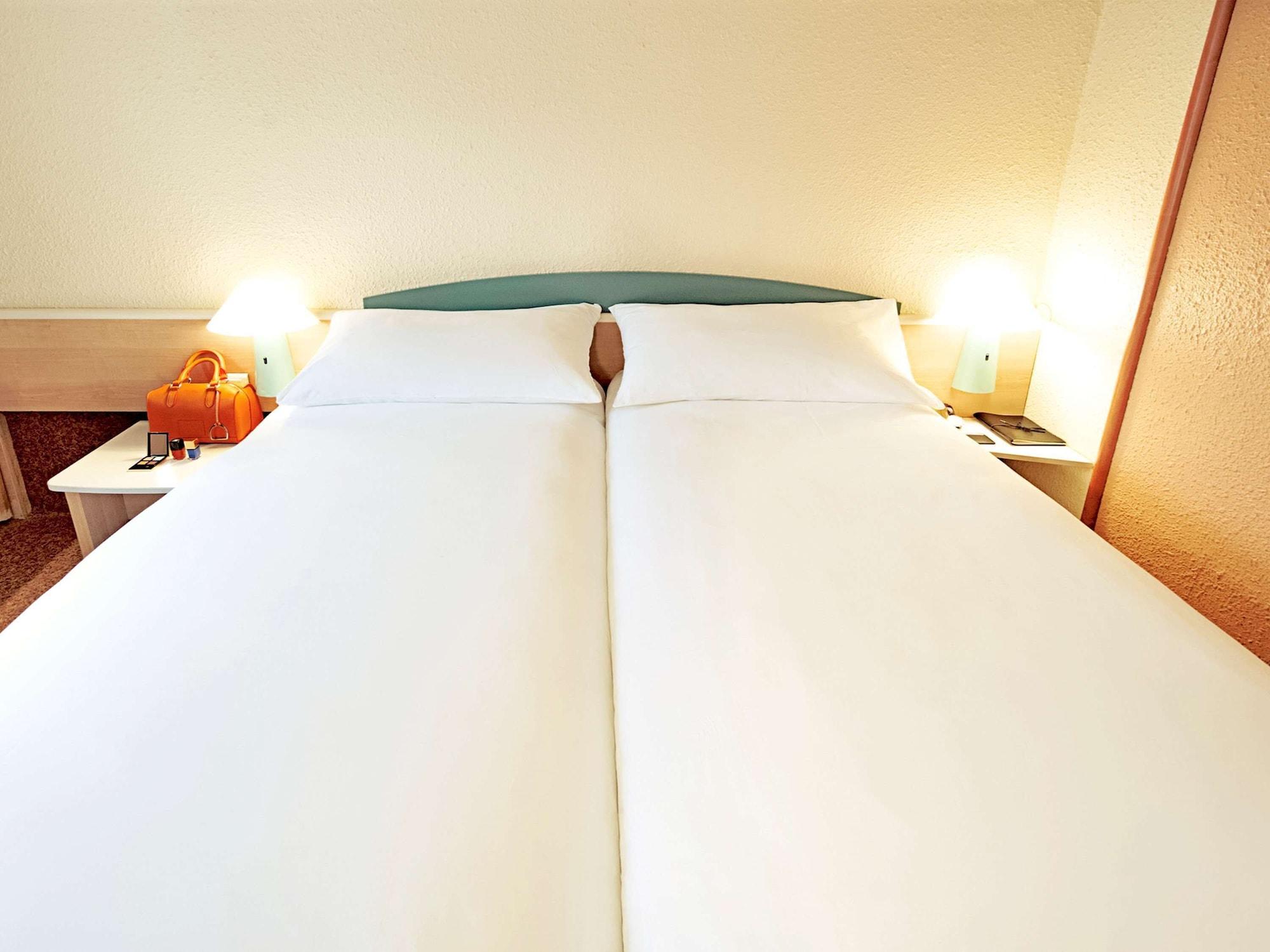 Ibis Skopje City Center Bagian luar foto