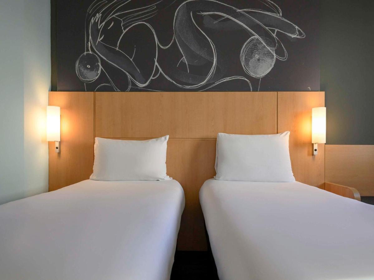 Ibis Skopje City Center Bagian luar foto