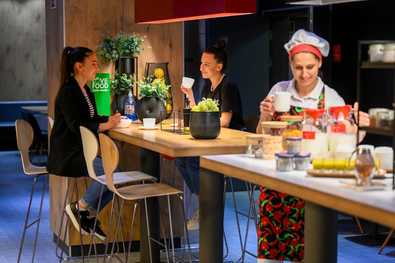 Ibis Skopje City Center Bagian luar foto